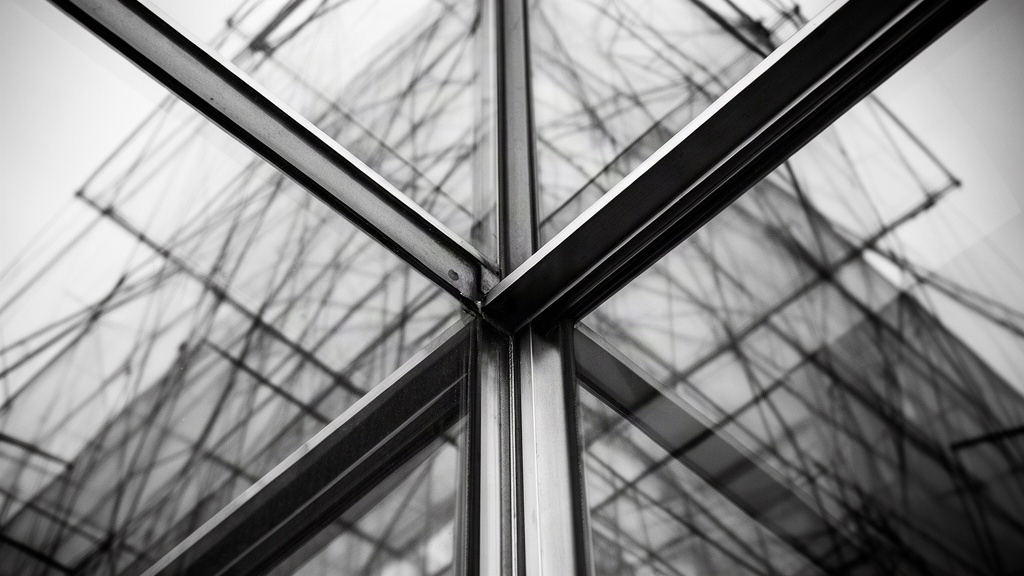 Detalhe arquitetônico em vidro e aço com reflexos estruturais, ilustrando a complexidade e a organização das obrigações de dívida no balanço patrimonial.