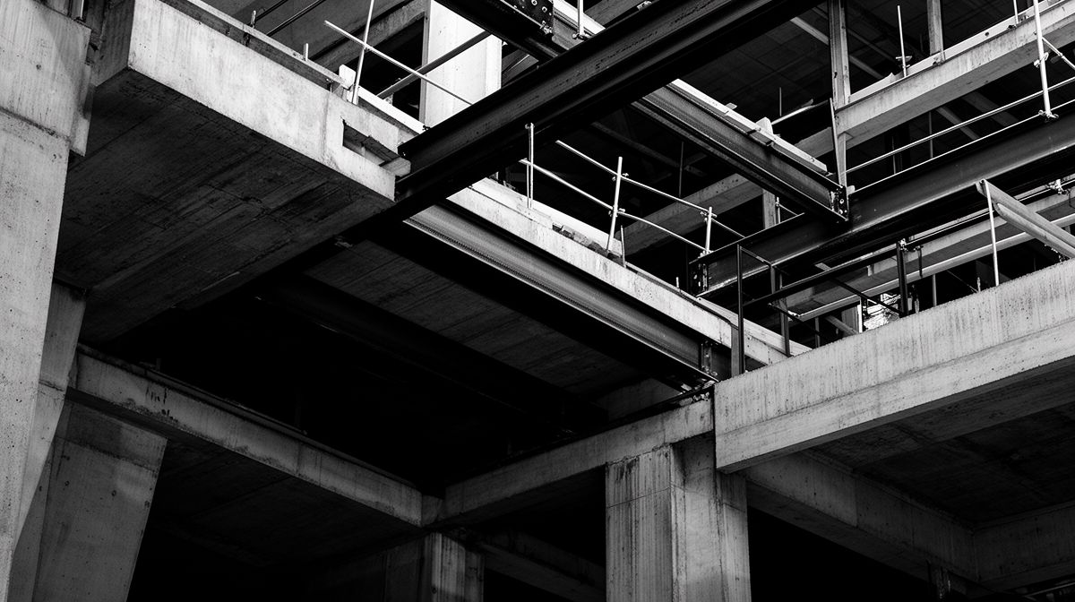 Detalhe estrutural de construção civil representando a lentidão do crédito imobiliário